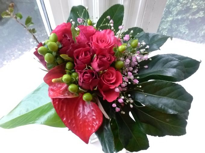 Valentijnboeket met Rozen,Anthurium,Hedera,Anthuriumblad,Hypericum, Gipskruid en Fatiablad.