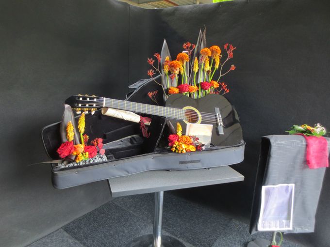 Examen opdracht: Voorwerpversiering 
Ik heb gekozen voor een gitaar. Parallel Decoratief met oranje en rode tinten.