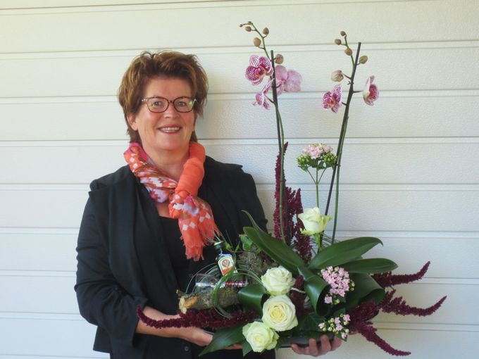 Bloemstuk voor een 55 jarig huwelijk.
Cadeau voor Bruid en Bruidegom, met kruidenbitter+borrelglaasje en haar favoriete bloemen.