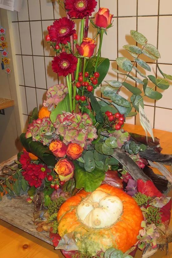 Bloemstuk in een halve pompoen, met het deksel ervoor.
Dit stuk heeft in de etalage van Slagerij Willem Aling in Annen gestaan.
Slagerij Willem Aling sponsort het eerste damesteam van HVA. Als dank werd dit bloemstuk overhandigd.
