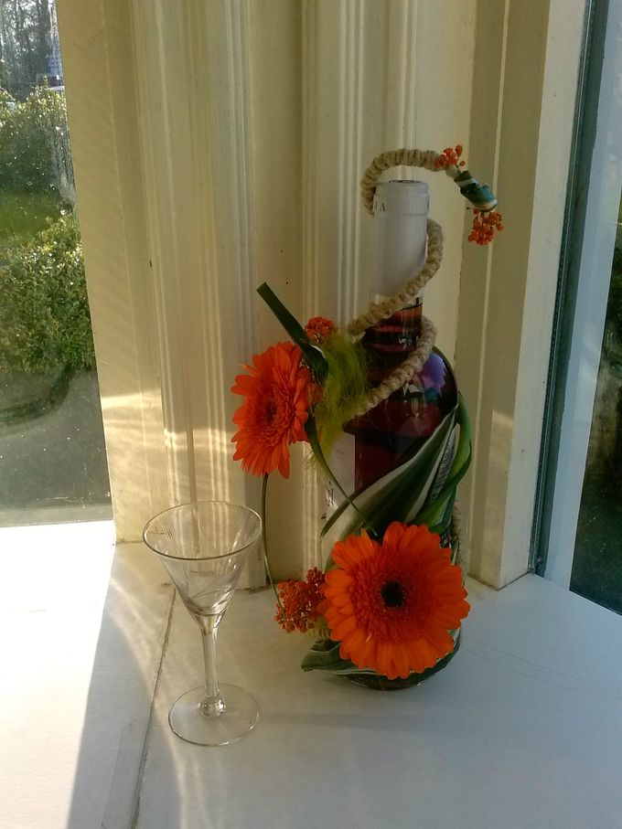 Een fles rosé met gerbera's!