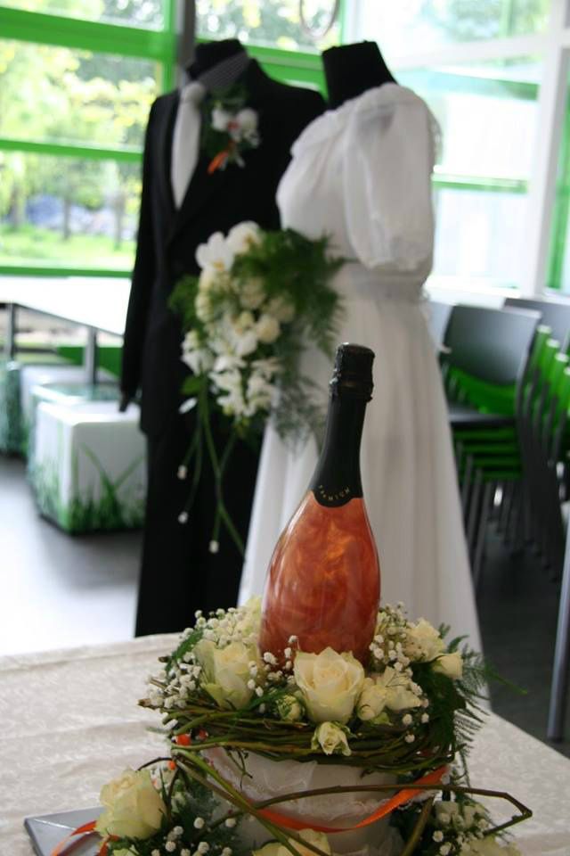 Wijnkoeler gemaakt van bloemen.
