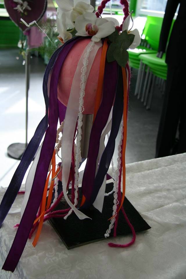 Creatief Bruidsarrangement met linten en Orchideeën.