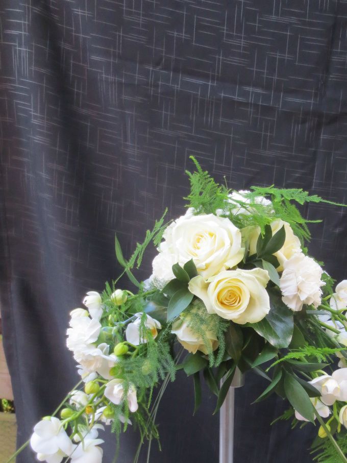Bruidsarrangement met rozen, orchideeën, anjers.