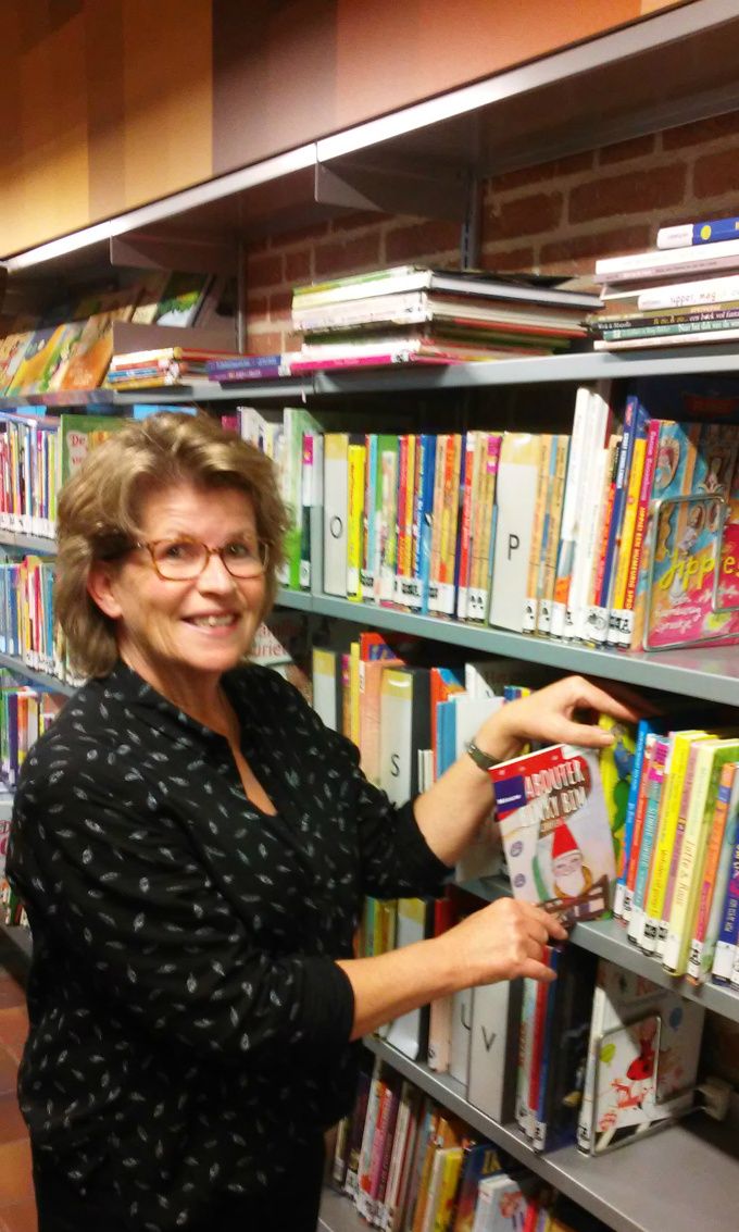 Hoera!  Kabouter Binky Bim en de giraffen die blaffen staat nu ook op de plank in de Bibliotheek in Zuidlaren.