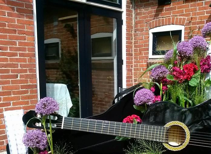 Gitaar in koffer met muziekstukken