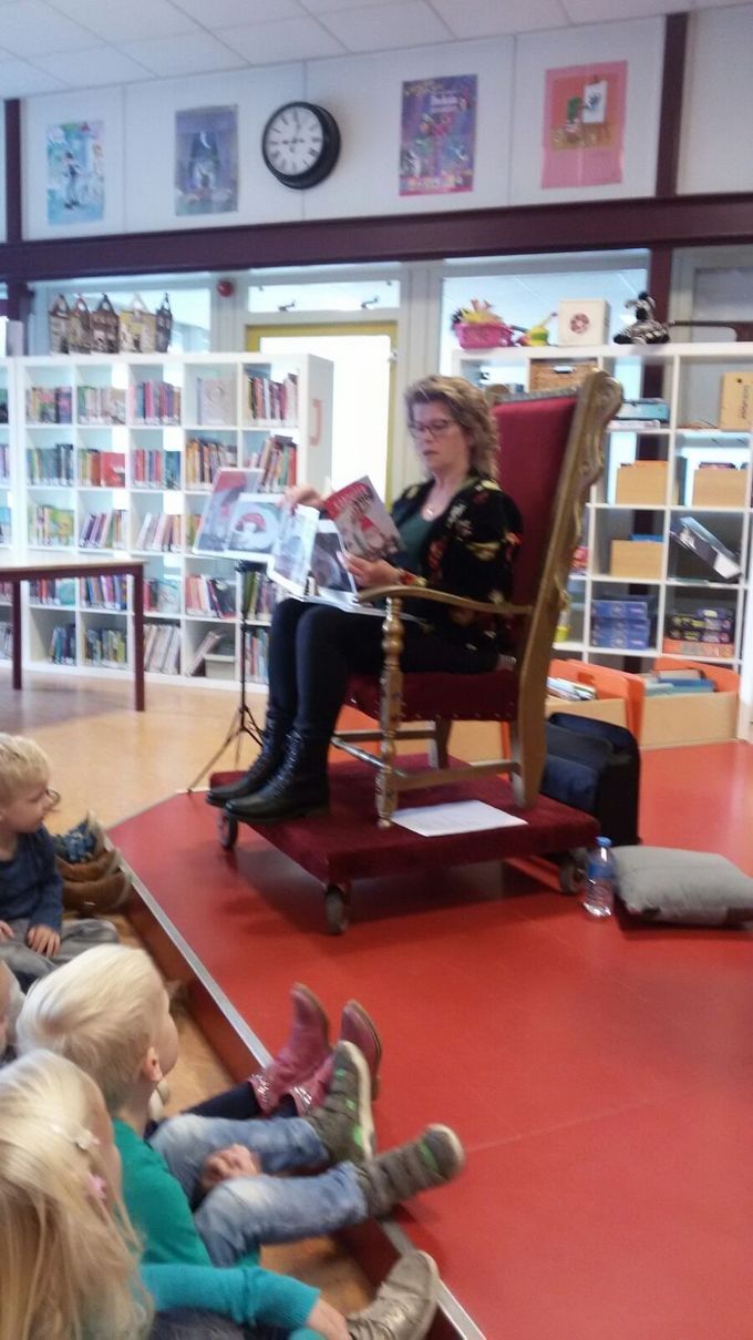 De kinderen luisteren naar Kabouter Binky Bim en de giraffen die blaffen
