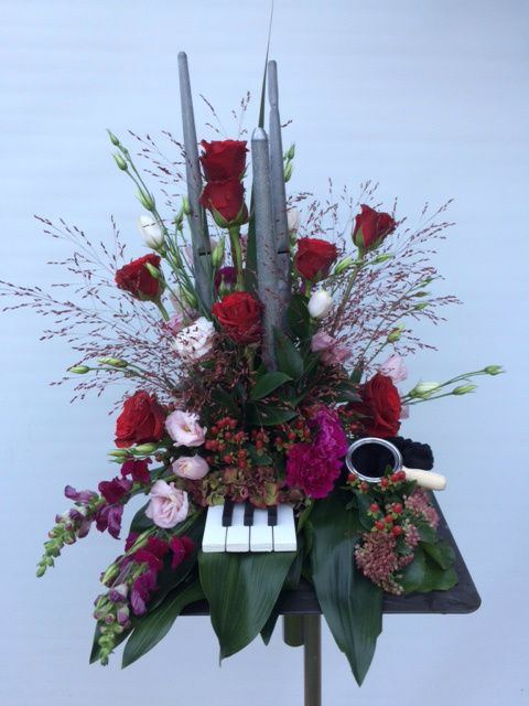 Arrangement met orgelpijpen, toetsen en een collectezakje voor een organist.